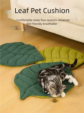 Cargar imagen en el visor de la galería, Alfombra Cama con Forma de Hoja – Algodón 100% Lavable para Gatos y Perros
