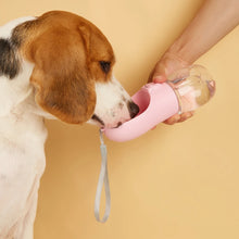 Cargar imagen en el visor de la galería, Botella de Agua Portátil para Perros – Bebedero de Viaje para Mascotas
