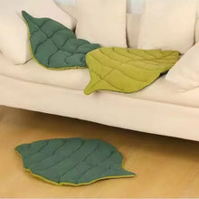 Cargar imagen en el visor de la galería, Alfombra Cama con Forma de Hoja – Algodón 100% Lavable para Gatos y Perros
